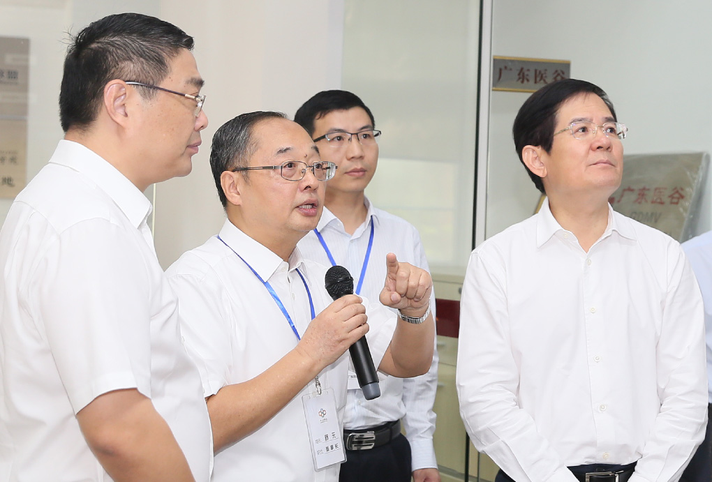 時任廣東省常務(wù)副省長徐少華