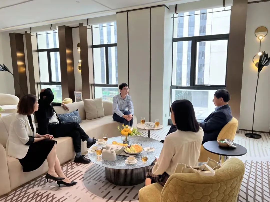 中國(guó)社會(huì)科學(xué)院工業(yè)經(jīng)濟(jì)研究所及中山大學(xué)國(guó)際金融學(xué)院代表蒞臨廣東醫(yī)谷考察交流