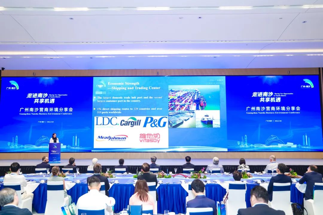 全國(guó)政協(xié)副主席、廣州南沙粵港合作咨詢委員會(huì)顧問梁振英率外國(guó)駐港商會(huì)、在港企業(yè)代表蒞臨南沙廣東醫(yī)谷考察