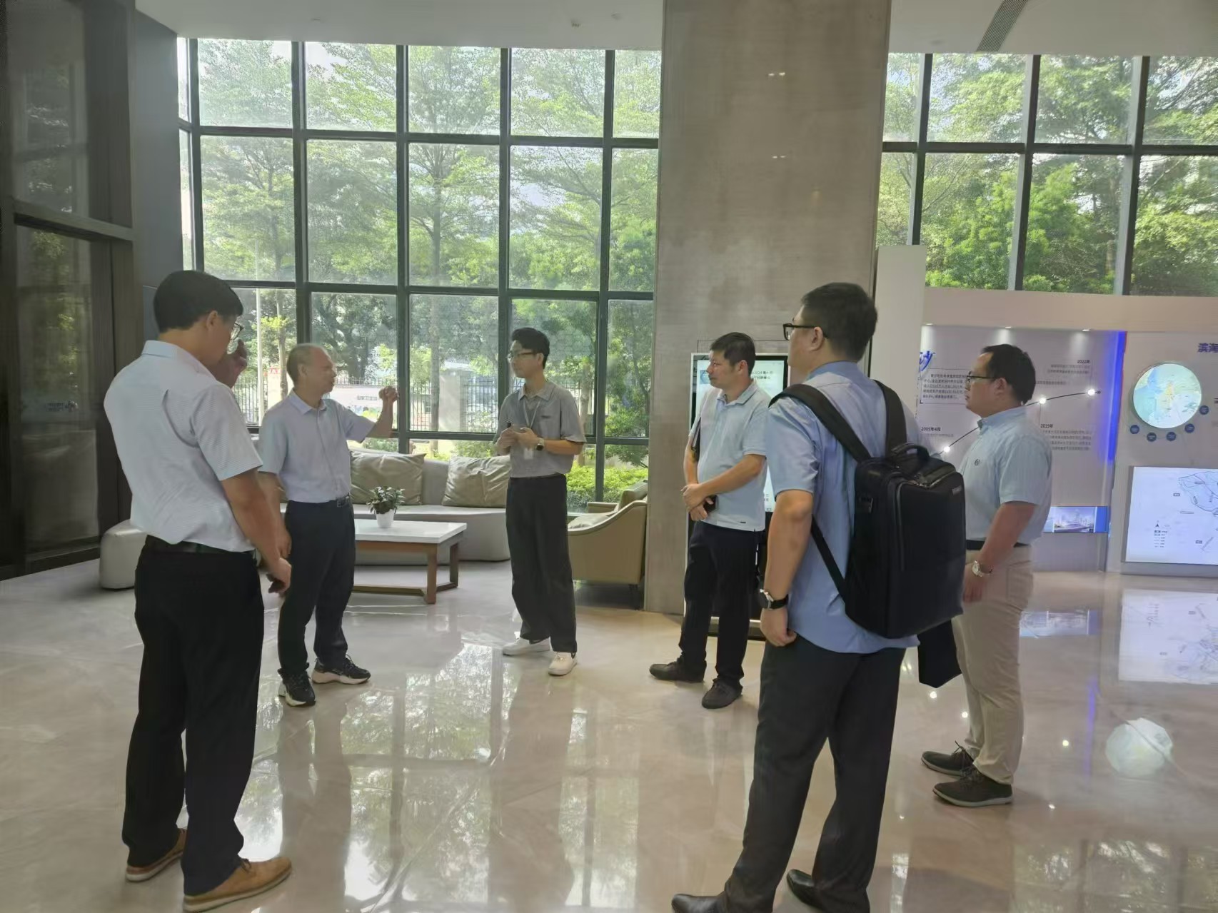 廣州市衛(wèi)健委王錫輝處長一行蒞臨廣東醫(yī)谷考察調研