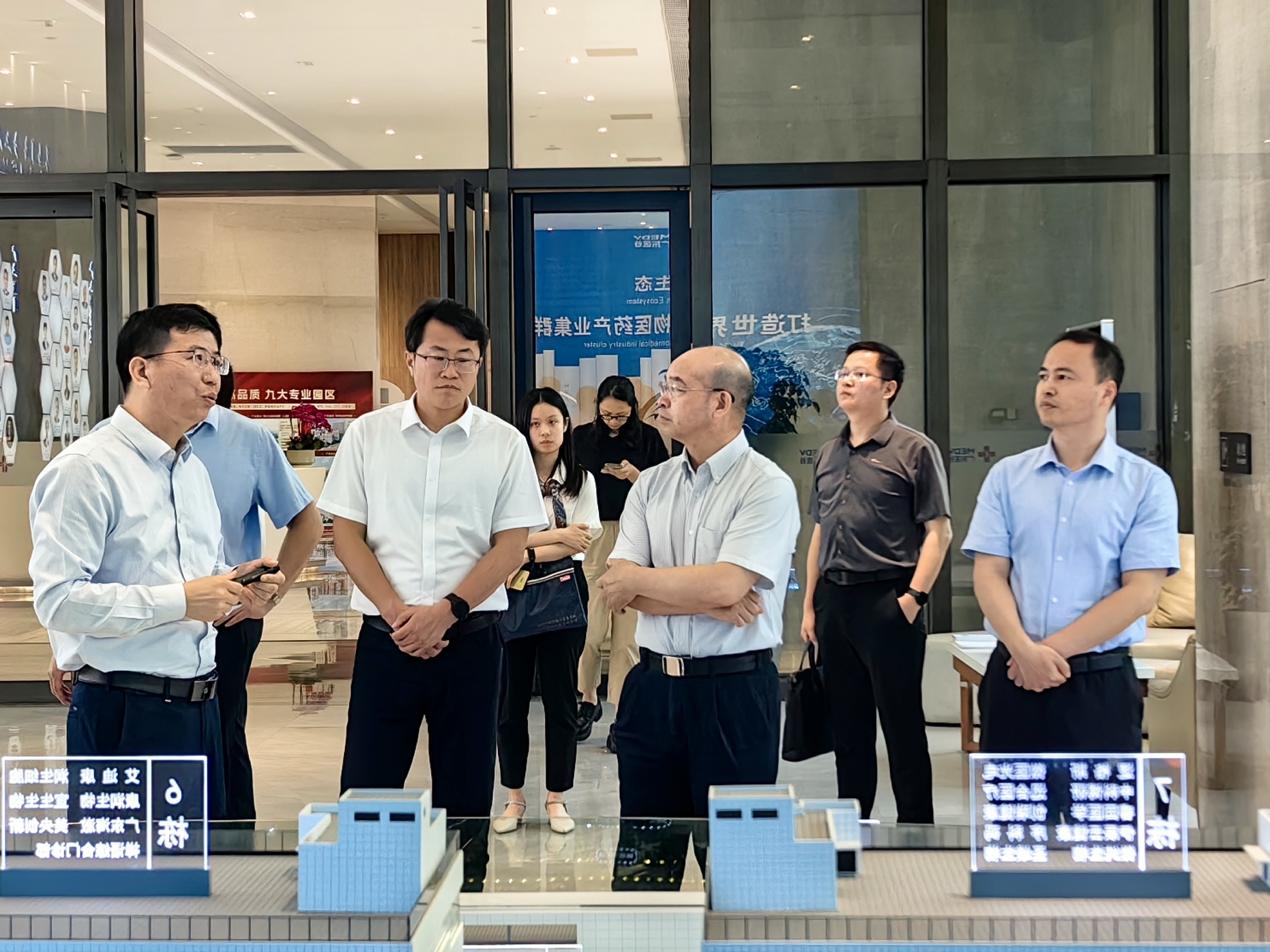 國家生物信息中心黨委書記、副主任黃鐵青一行蒞臨廣東醫(yī)谷考察調(diào)研