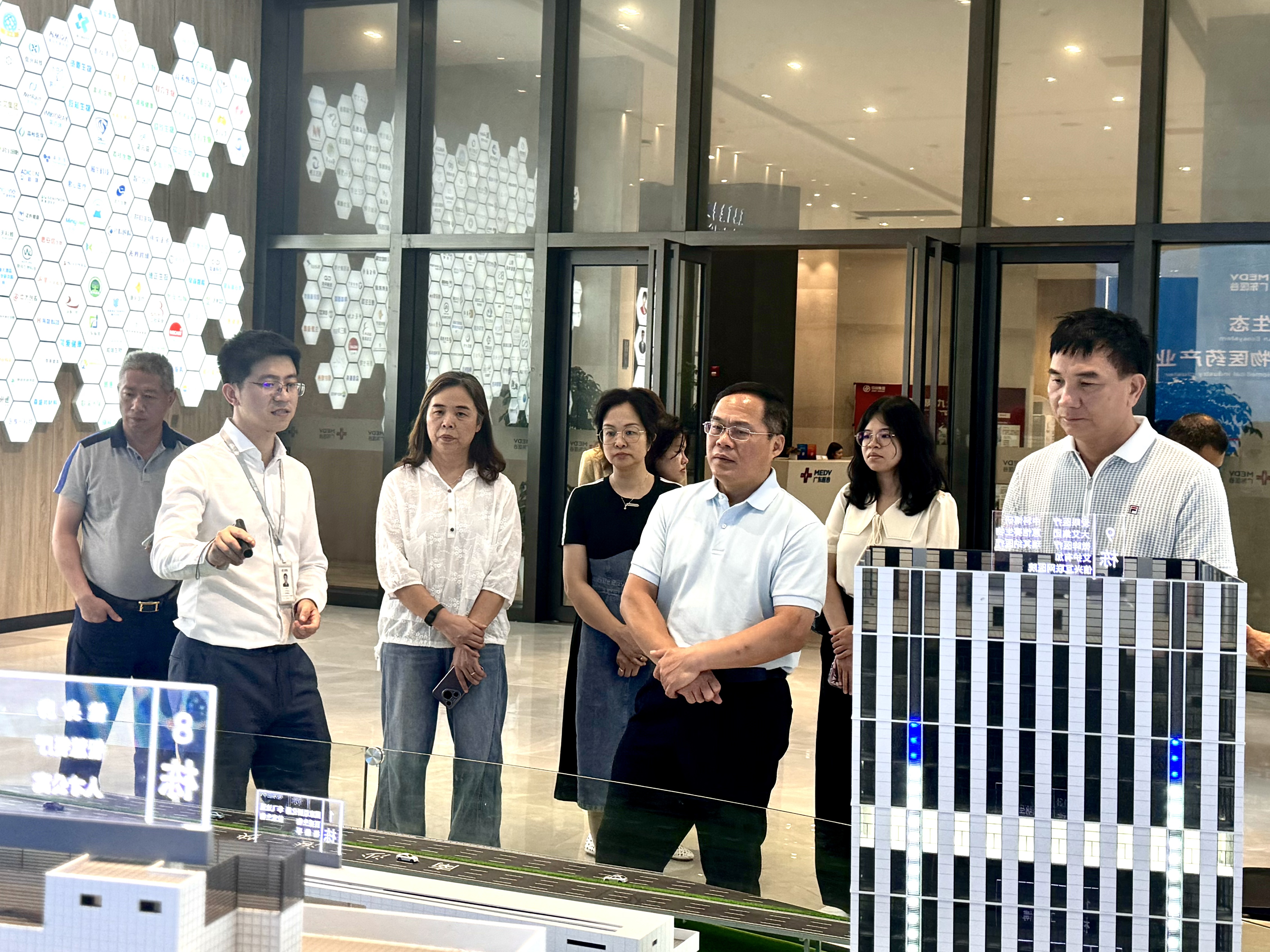 高明區(qū)政協(xié)黨組副書記、副主席黃志明等一行蒞臨廣東醫(yī)谷考察調(diào)研